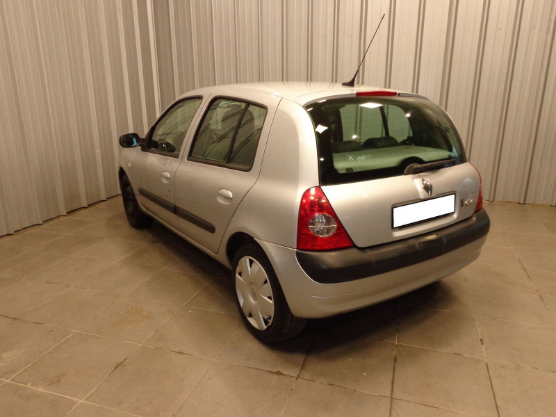 Photo 5 de l'offre de RENAULT CLIO II 1.6 16V 110CH INITIALE 5P à 4490€ chez Auto VEC