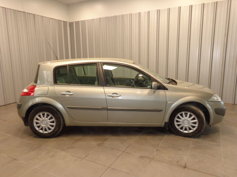 Photo 8 de l'offre de RENAULT MEGANE II 1.6 16V 110CH EXPRESSION à 5750€ chez Auto VEC
