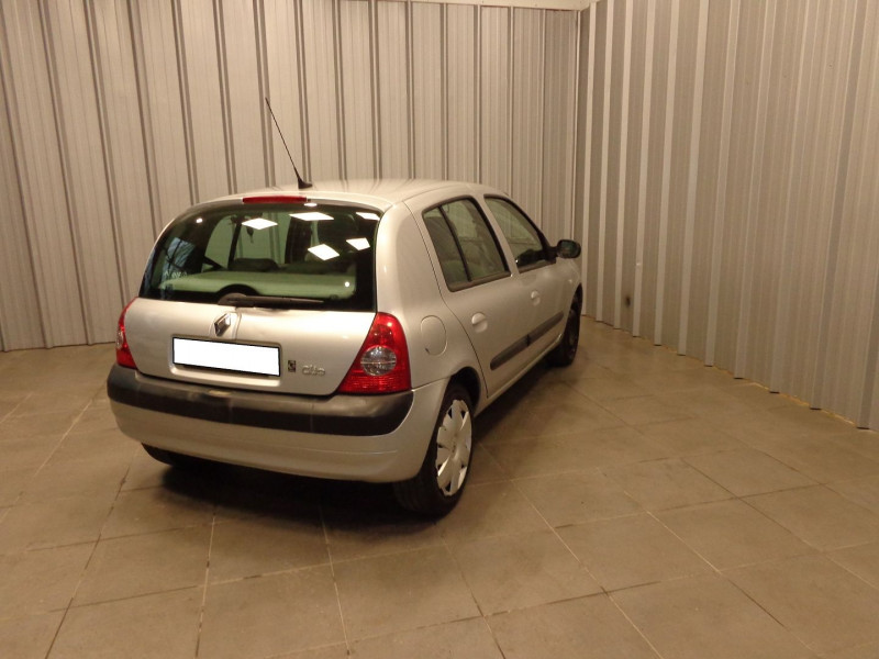 Photo 6 de l'offre de RENAULT CLIO II 1.6 16V 110CH INITIALE 5P à 4490€ chez Auto VEC