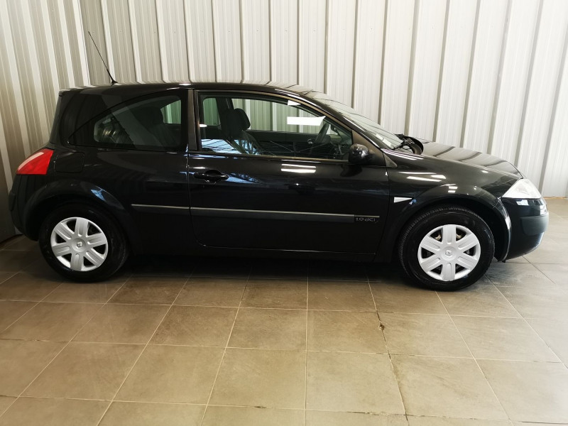 Photo 8 de l'offre de RENAULT MEGANE II COUPE 1.9 DCI 120CH PACK AUTHENTIQUE à 6490€ chez Auto VEC