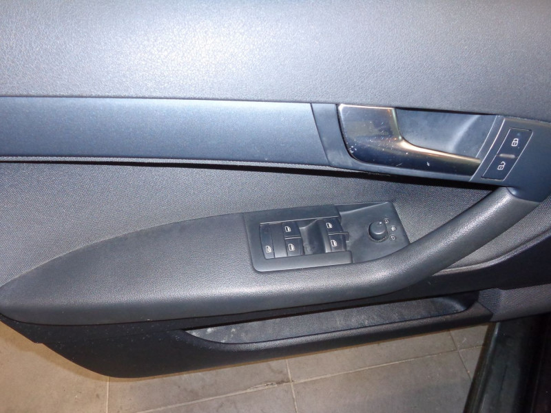 Photo 6 de l'offre de AUDI A3 SPORTBACK 1.6 TDI 105CH DPF START/STOP AMBIENTE à 10990€ chez Auto VEC