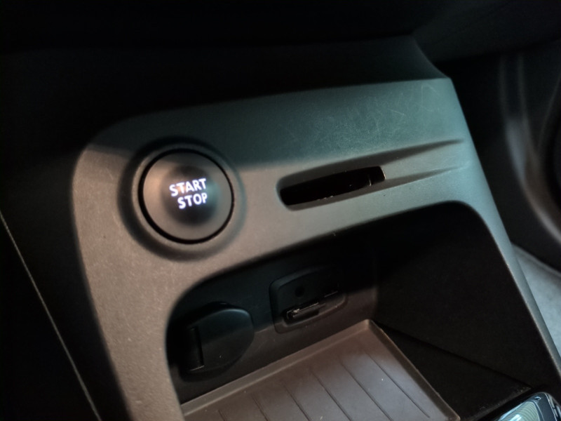 Photo 16 de l'offre de RENAULT CAPTUR 1.2 TCE 120CH STOP&START ENERGY INTENS EDC EURO6 2015 à 10990€ chez Automobiles 25