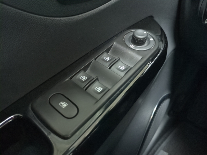Photo 18 de l'offre de RENAULT CAPTUR 1.2 TCE 120CH STOP&START ENERGY INTENS EDC EURO6 2015 à 10990€ chez Automobiles 25