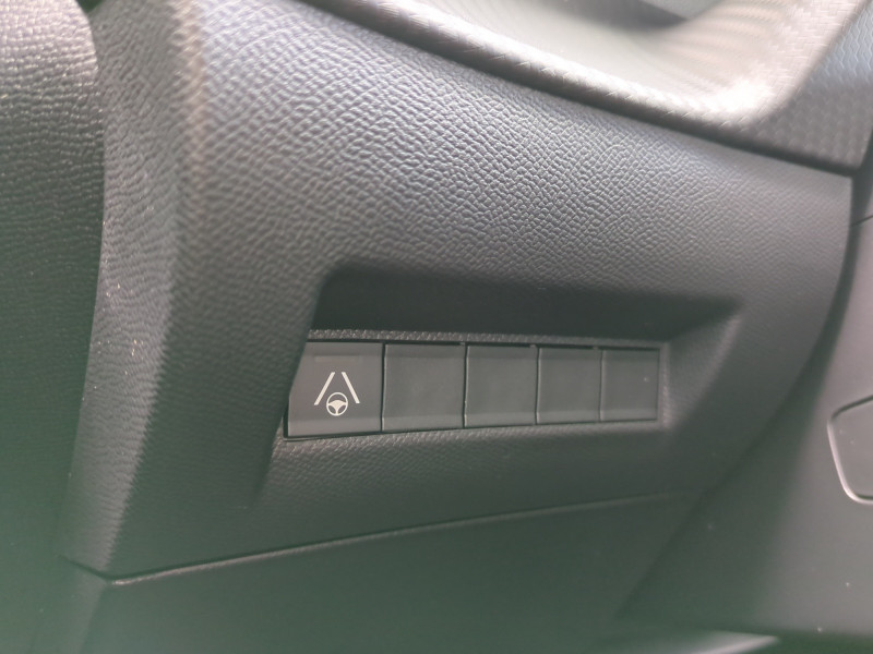 Photo 17 de l'offre de PEUGEOT 2008 1.2 HYBRID 136CH GT E-DCS6 - 23 % à 27999€ chez Automobiles 25