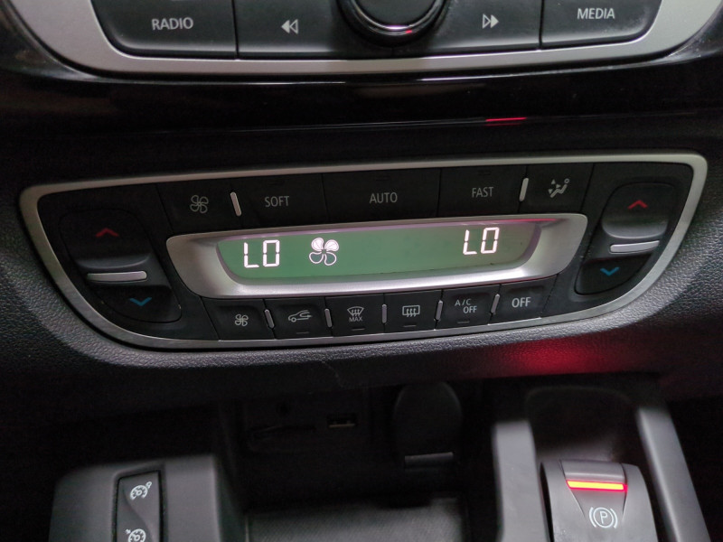 Photo 18 de l'offre de RENAULT SCENIC III 1.6 DCI 130CH ENERGY BOSE EURO6 2015 à 10900€ chez Automobiles 25