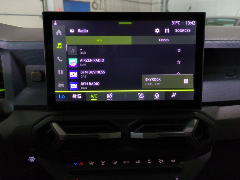 Photo 10 Dacia DUSTER 1.2 TCE MILD HYBRID 130CH JOURNEY -12% Hybride VERT CEDRE en vente chez Automobiles 25 Photo 10 de l'offre de DACIA DUSTER 1.2 TCE MILD HYBRID 130CH JOURNEY -12% à 23999€ chez Automobiles 25