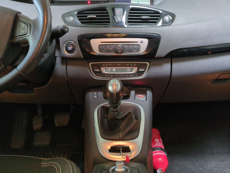 Photo 8 de l'offre de RENAULT SCENIC III 1.6 DCI 130CH ENERGY BOSE EURO6 2015 à 10900€ chez Automobiles 25