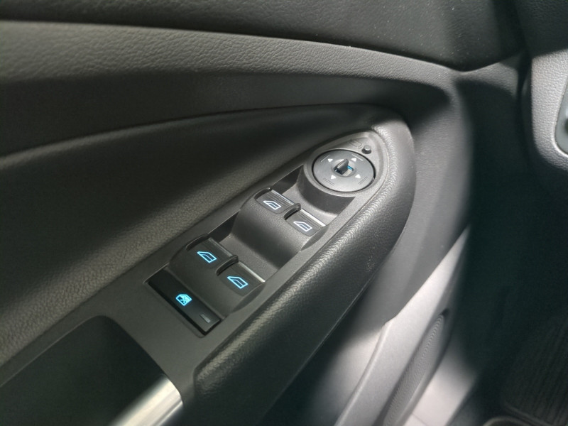 Photo 18 de l'offre de FORD KUGA 1.5 TDCI 120CH STOP&START TITANIUM 4X2 EURO6.2 à 13590€ chez Automobiles 25