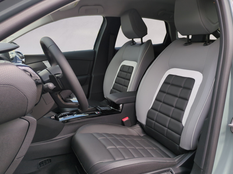 Photo 4 de l'offre de CITROEN C4 1.2 HYBRIDE 145CH S&S MAX AUTOMATIQUE - 31 % à 23999€ chez Automobiles 25