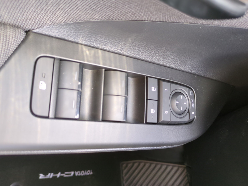 Photo 15 de l'offre de TOYOTA C-HR 1.8 140CH DESIGN MY25 - 21 % à 29499€ chez Automobiles 25