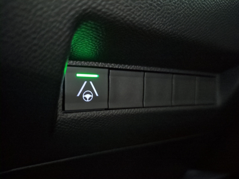 Photo 15 de l'offre de PEUGEOT 2008 1.2 HYBRID 136CH GT E-DCS6 à 24990€ chez Automobiles 25