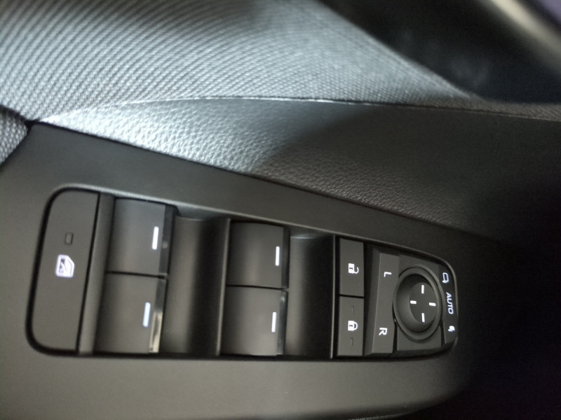 Photo 15 de l'offre de TOYOTA C-HR 1.8 140CH DESIGN MY25 - 22 % à 29499€ chez Automobiles 25