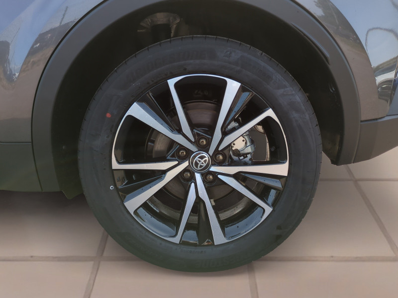 Photo 18 de l'offre de TOYOTA C-HR 1.8 140CH DESIGN MY25 - 22 % à 29499€ chez Automobiles 25