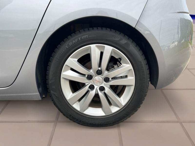Photo 17 de l'offre de PEUGEOT 308 1.2 PURETECH 110CH S&S ACTIVE à 11890€ chez Automobiles 25