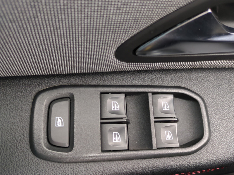 Photo 18 Dacia DUSTER 1.3 TCE 130CH FAP TECHROAD 4X2 Essence ROUGE en vente chez Automobiles 25 Photo 18 de l'offre de DACIA DUSTER 1.3 TCE 130CH FAP TECHROAD 4X2 à 12990€ chez Automobiles 25