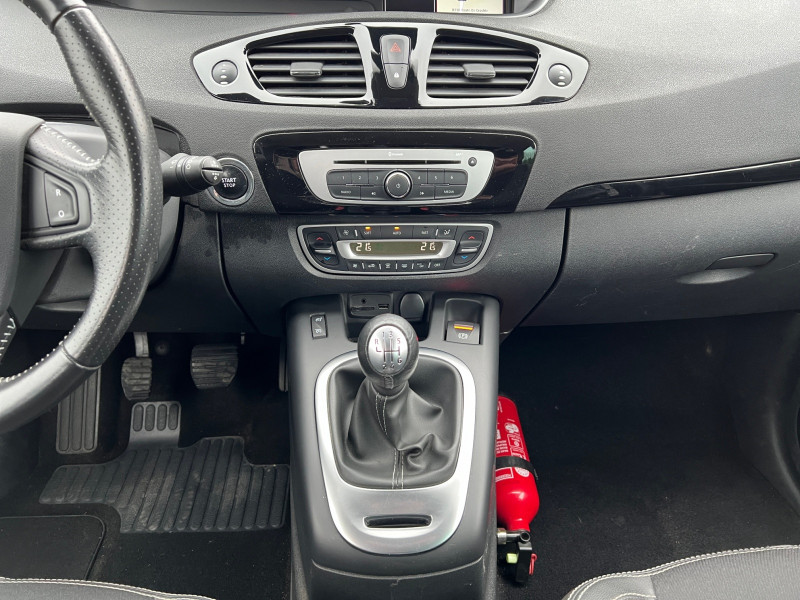 Photo 9 de l'offre de RENAULT GRAND SCENIC III 1.2 TCE 130CH ENERGY BOSE EURO6 7 PLACES 2015 à 9490€ chez Automobiles 25