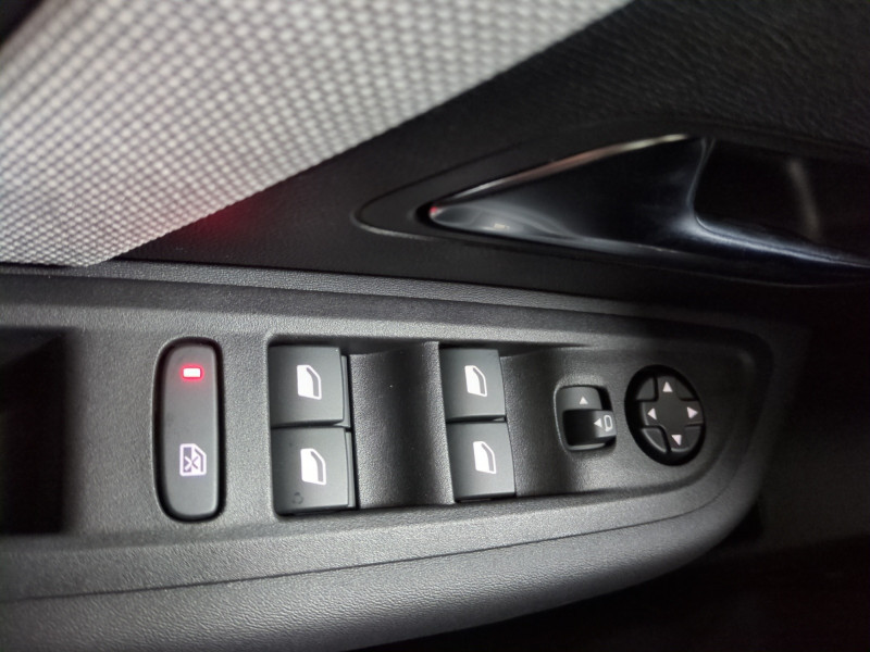 Photo 18 Citroen C4 1.2 HYBRIDE 145CH S&S MAX AUTOMATIQUE -31% Hybride GRIS MERCURY / TOIT  en vente chez Automobiles 25 Photo 18 de l'offre de CITROEN C4 1.2 HYBRIDE 145CH S&S MAX AUTOMATIQUE -31% à 24499€ chez Automobiles 25