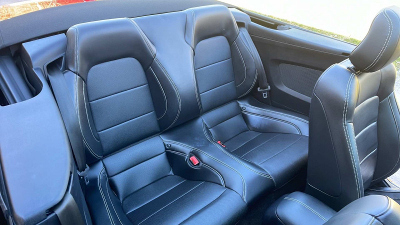 Photo 14 de l'offre de FORD MUSTANG CONVERTIBLE 5.0 V8 450CH GT BVA10 à 49900€ chez François-Pierre automobiles