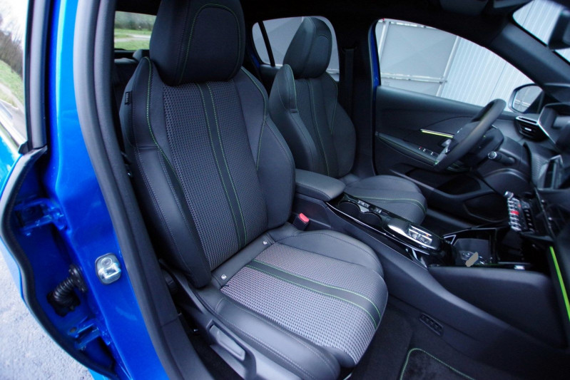 Photo 5 de l'offre de PEUGEOT 208 E-208 136CH  GT + TOIT PANO à 30990€ chez ACCEL' AUTO