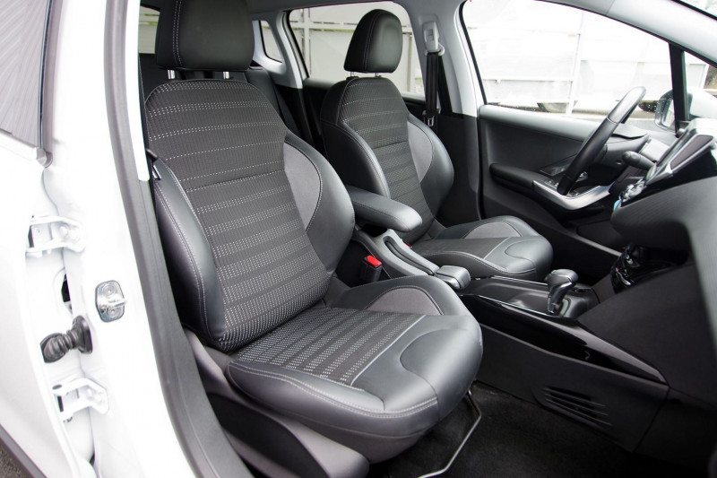 Photo 4 de l'offre de PEUGEOT 2008 1.2 PURETECH 110CH ALLURE S&S EAT6 à 15900€ chez ACCEL' AUTO