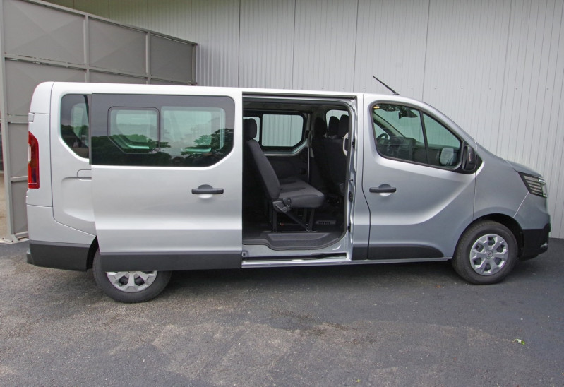 Photo 14 de l'offre de RENAULT TRAFIC III COMBI L2  DCI 150CH  ZEN 9 PLACES à 39980€ chez ACCEL' AUTO