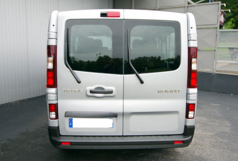 Photo 18 de l'offre de RENAULT TRAFIC III COMBI L2  BLUE DCI 150CH  ZEN 9 PLACES à 39980€ chez ACCEL' AUTO