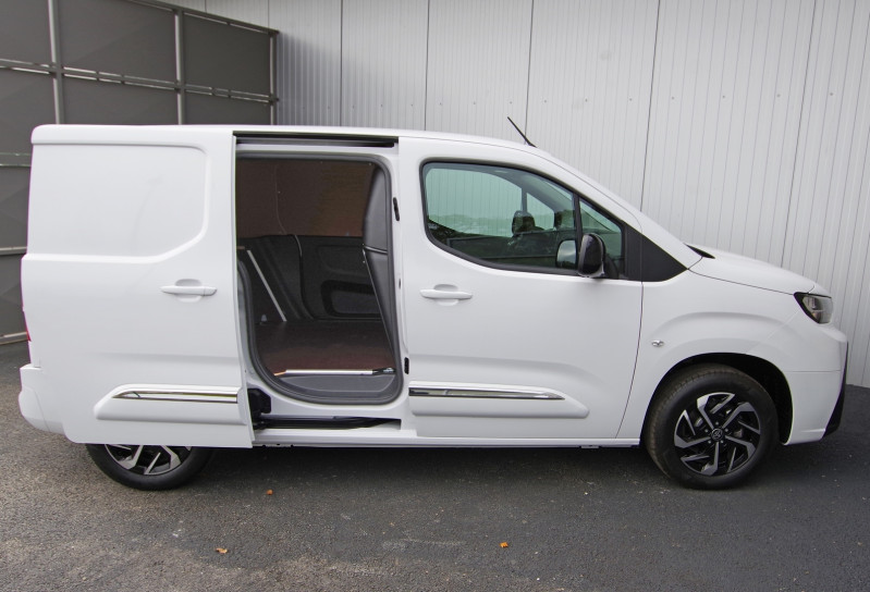 Photo 13 de l'offre de TOYOTA PROACE CITY MEDIUM 100 D-4D START LOOK CONFORT à 22990€ chez ACCEL' AUTO