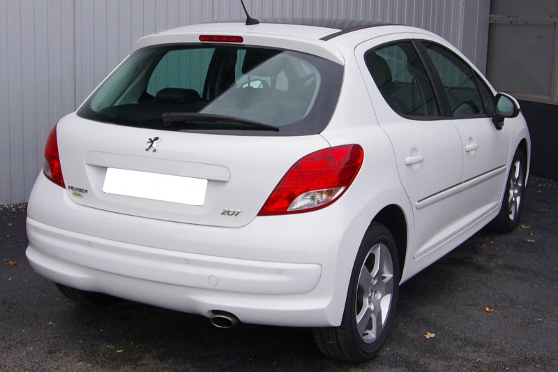 Photo 2 de l'offre de PEUGEOT 207 1.6 HDI 92 ALLURE + TOIT PANO 5P à 6800€ chez ACCEL' AUTO