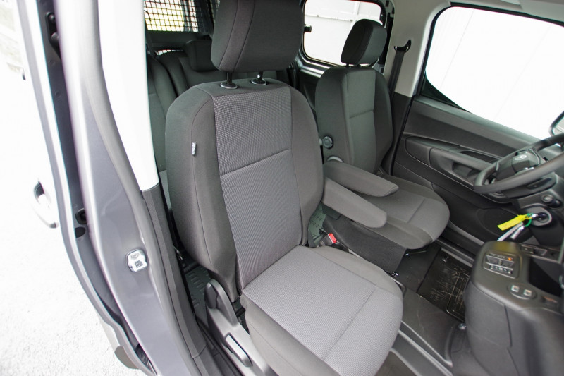 Photo 12 de l'offre de TOYOTA PROACE CITY LONG CABINE APPROFONDIE BVA8 130 CH D-4D  CONFORT à 28700€ chez ACCEL' AUTO