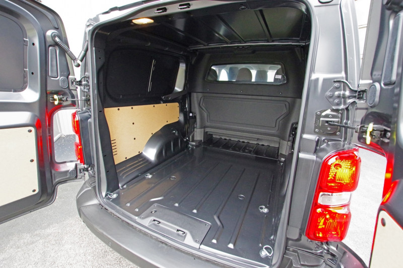 Photo 19 de l'offre de TOYOTA PROACE CABINE APPROFONDIE 2.0 180 D-4D BVA START PACK CONFORT LONG CABINE APPROFONDIE à 37800€ chez ACCEL' AUTO