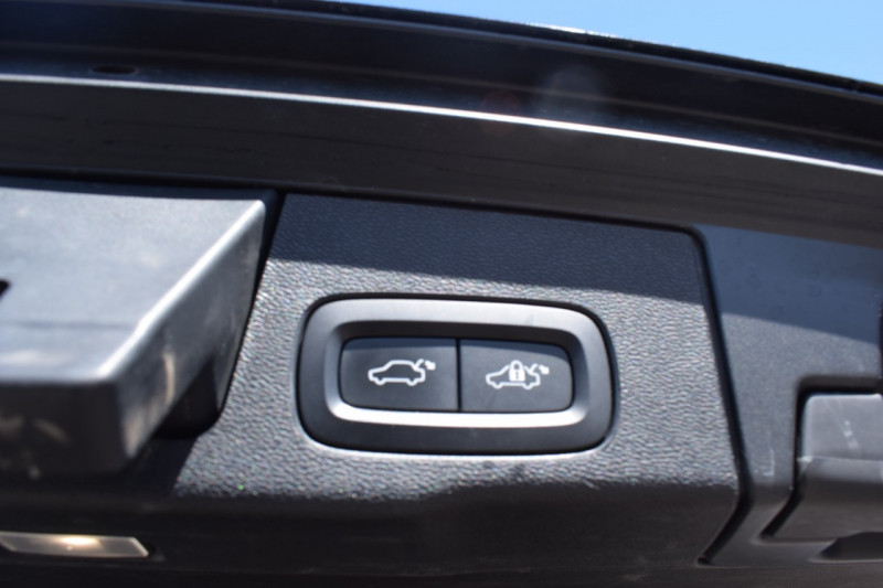 Photo 12 de l'offre de VOLVO XC60 D5 ADBLUE AWD 235CH R-DESIGN GEARTRONIC à 39900€ chez Univers Motors