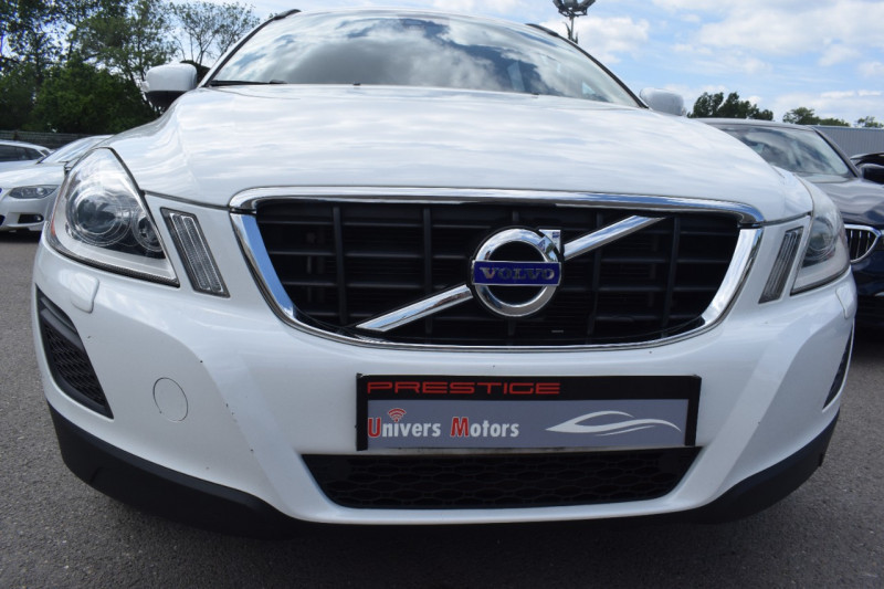 Photo 11 de l'offre de VOLVO XC60 2.4 D AWD 163CH FAP MOMENTUM GEARTRONIC à 12900€ chez Univers Motors