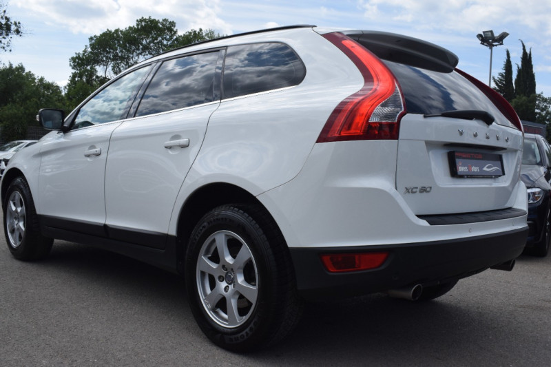 Photo 8 de l'offre de VOLVO XC60 2.4 D AWD 163CH FAP MOMENTUM GEARTRONIC à 12900€ chez Univers Motors
