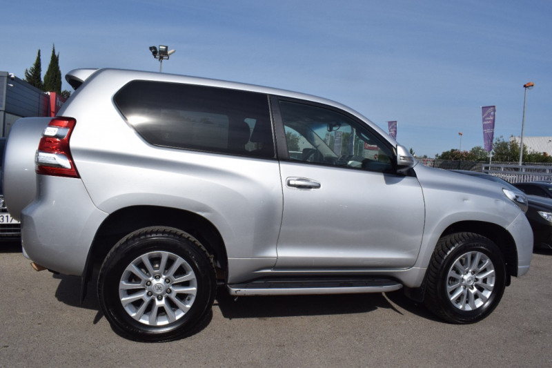 Photo 9 de l'offre de TOYOTA LAND CRUISER 190 D-4D FAP LEGENDE 3P à 15400€ chez Univers Motors