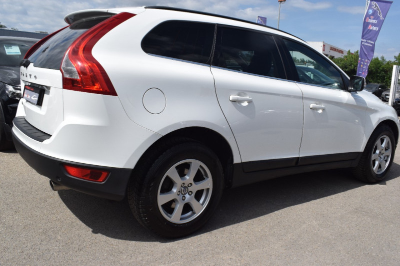 Photo 12 de l'offre de VOLVO XC60 2.4 D AWD 163CH FAP MOMENTUM GEARTRONIC à 12900€ chez Univers Motors