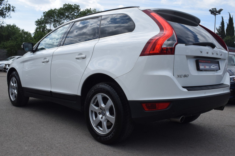 Photo 16 de l'offre de VOLVO XC60 2.4 D AWD 163CH FAP MOMENTUM GEARTRONIC à 12900€ chez Univers Motors