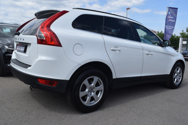 Photo 9 de l'offre de VOLVO XC60 2.4 D AWD 163CH FAP MOMENTUM GEARTRONIC à 12900€ chez Univers Motors