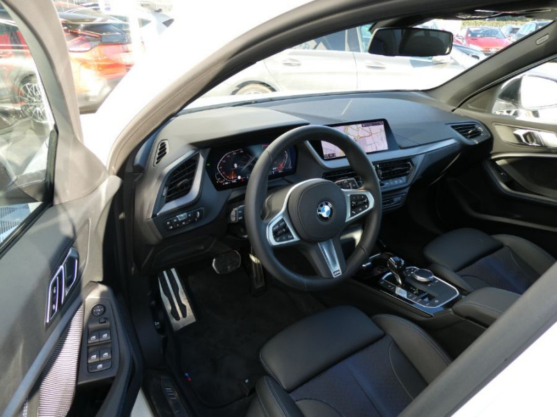 Photo 9 de l'offre de BMW SERIE 1 (F40) 118iA 136 BVA7 M SPORT GPS Cockpit Plus à 32950€ chez Mérignac auto