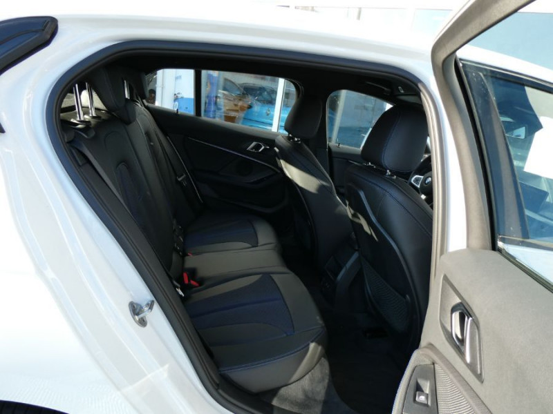 Photo 11 de l'offre de BMW SERIE 1 (F40) 118iA 136 BVA7 M SPORT GPS Cockpit Plus à 32950€ chez Mérignac auto