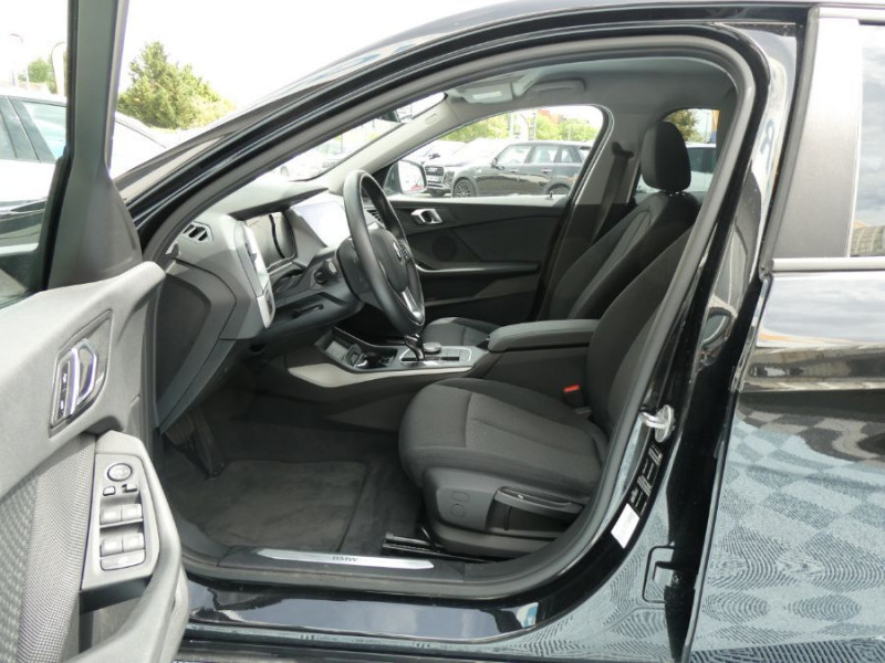 Photo 5 de l'offre de BMW SERIE 1 (F40) 118DA 150 BVA8 BUSINESS GPS Keyless Privacy Glass à 29950€ chez Mérignac auto
