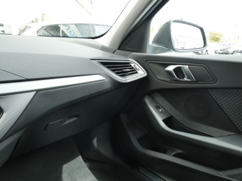 Photo 41 de l'offre de BMW SERIE 1 (F40) 118DA 150 BVA8 BUSINESS GPS Keyless Privacy Glass à 29950€ chez Mérignac auto