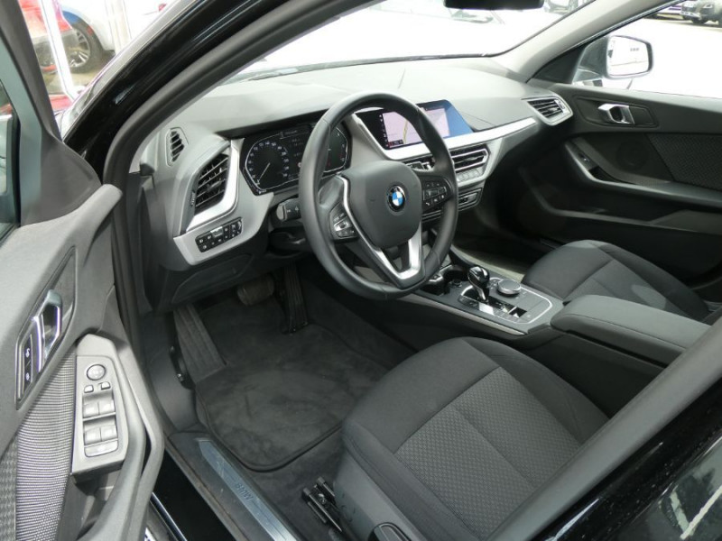 Photo 17 de l'offre de BMW SERIE 1 (F40) 118DA 150 BVA8 BUSINESS GPS Keyless Privacy Glass à 29950€ chez Mérignac auto