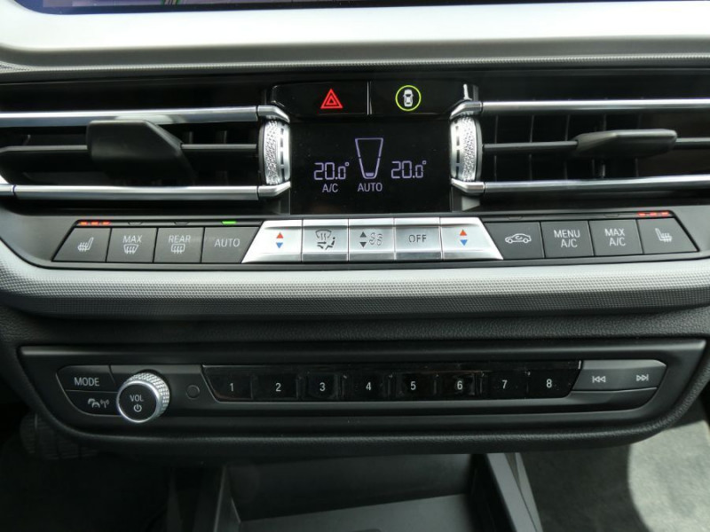 Photo 34 de l'offre de BMW SERIE 1 (F40) 118DA 150 BVA8 BUSINESS GPS Keyless Privacy Glass à 29950€ chez Mérignac auto