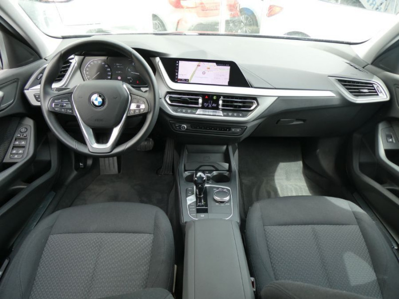 Photo 6 de l'offre de BMW SERIE 1 (F40) 118DA 150 BVA8 BUSINESS GPS Keyless Privacy Glass à 29950€ chez Mérignac auto