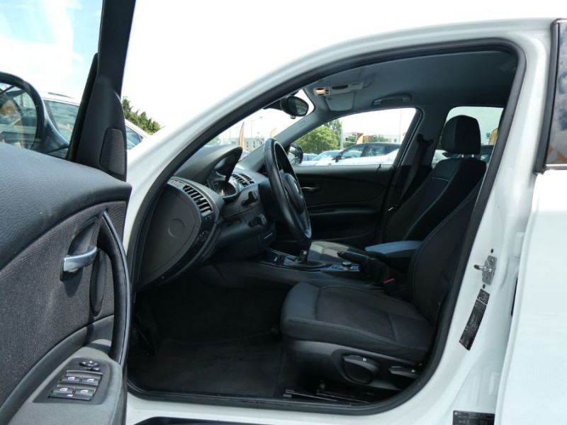 Photo 5 de l'offre de BMW SERIE 1 118D 143 BVM6 EDITION EXECUTIVE GPS Bluetooth Attel. à 10900€ chez Mérignac auto