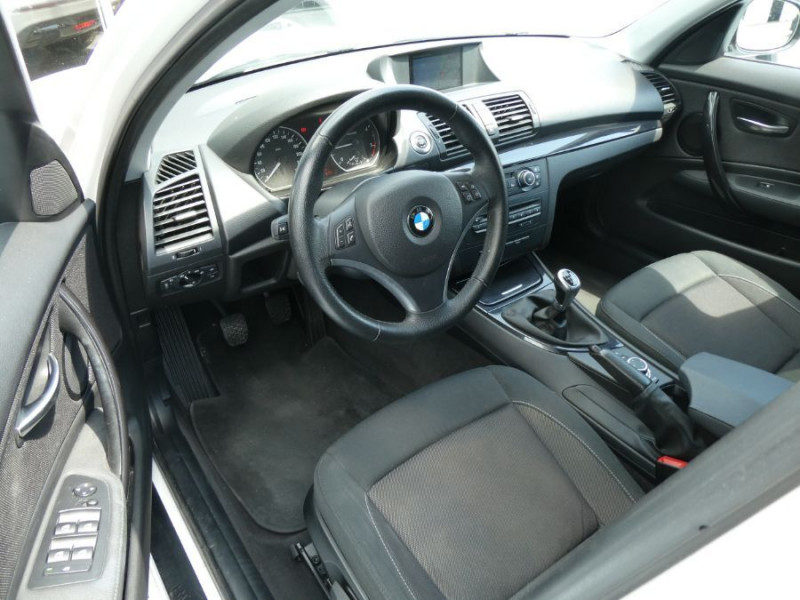 Photo 17 de l'offre de BMW SERIE 1 118D 143 BVM6 EDITION EXECUTIVE GPS Bluetooth Attel. à 10900€ chez Mérignac auto