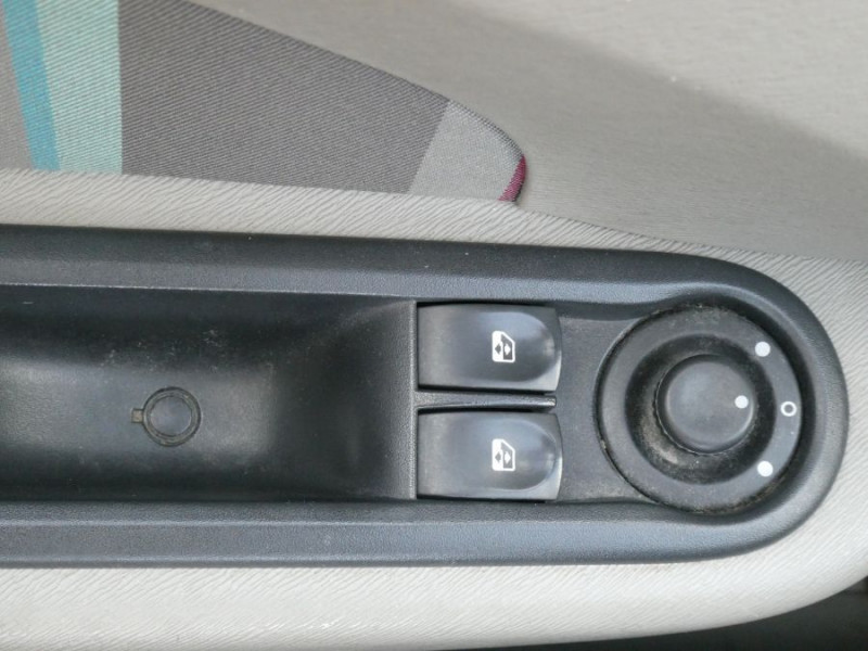 Photo 24 de l'offre de RENAULT TWINGO II (2) 1.2 16V 75 PRIVILEGE CLIM Auto Bluetooth Régul à 7490€ chez Mérignac auto