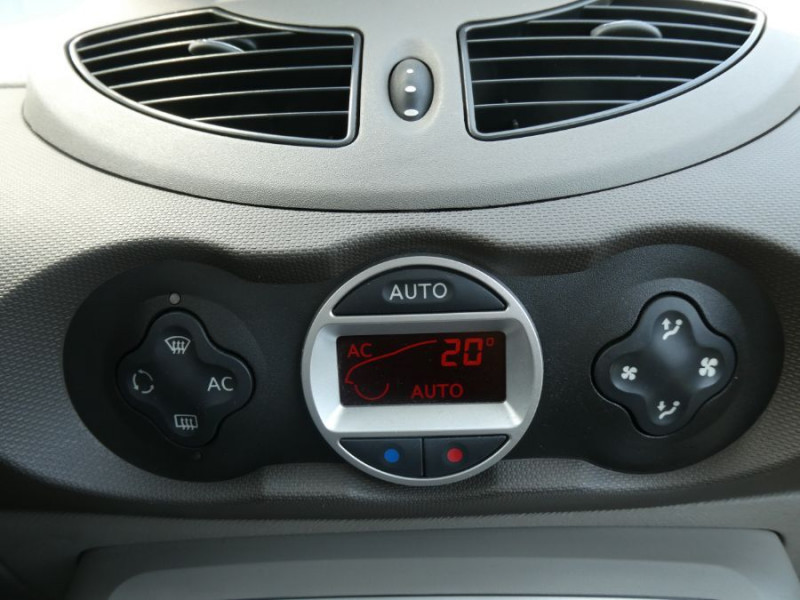 Photo 20 de l'offre de RENAULT TWINGO II (2) 1.2 16V 75 PRIVILEGE CLIM Auto Bluetooth Régul à 7490€ chez Mérignac auto