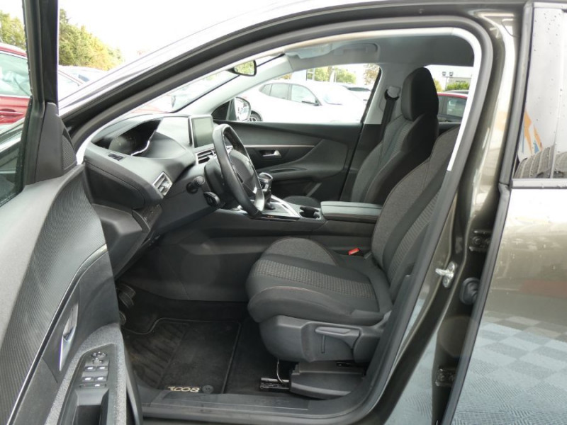 Photo 14 de l'offre de PEUGEOT 3008 II 1.2 PureTech 130 BVM6 PACK GPS JA18 à 24250€ chez Mérignac auto