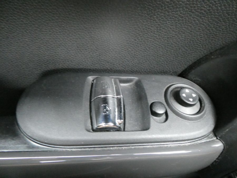 Photo 26 de l'offre de MINI MINI III 1.5 ONE D 95 BVM6 GPS Bluetooth 3P à 14650€ chez Mérignac auto